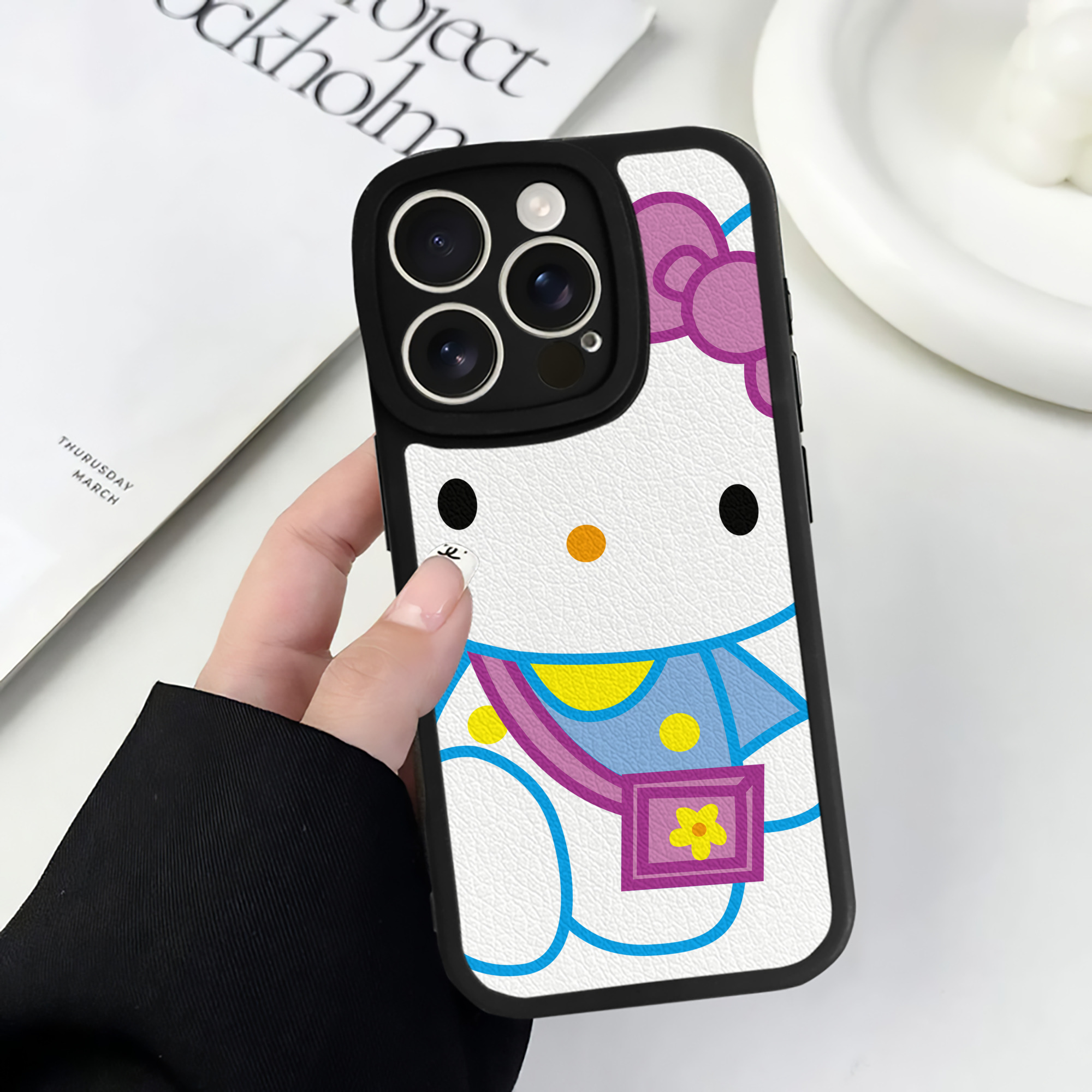 （画像用） Hello Kitty ハローキティ 【iPhone 16シリーズ対応】シリコンスマホケース（レザー調） 材質：シリコン